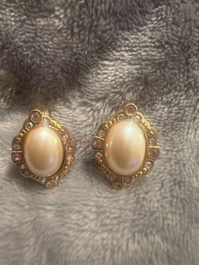 Vintage Gold Tone Rhinestone/Faux Pearl Clip On Earrings, excellent condition
